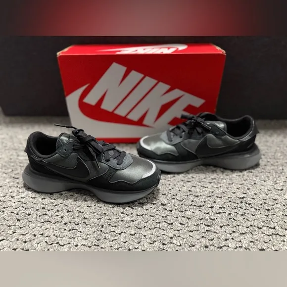 Nike Women Phoenix Sneakers