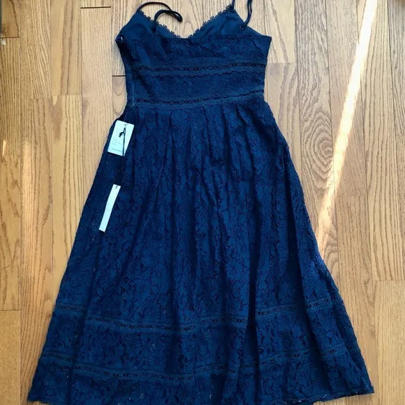 NSR Nordstrom V-Neck Lace Stretch Midi Navy Blue Dress Women’s Size M NWT
