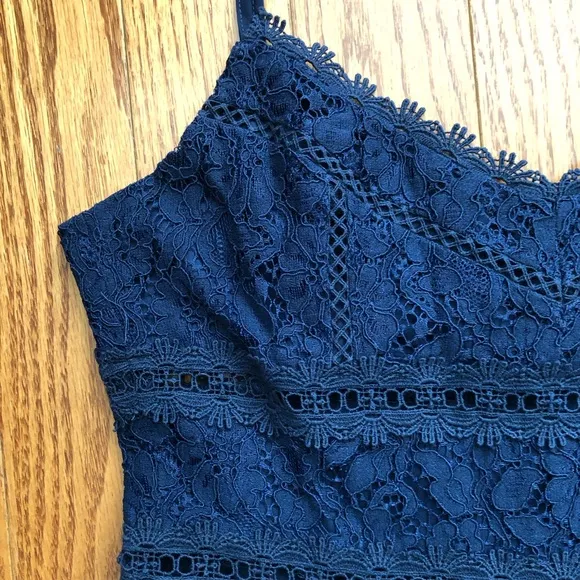 NSR Nordstrom V-Neck Lace Stretch Midi Navy Blue Dress Women’s Size M NWT