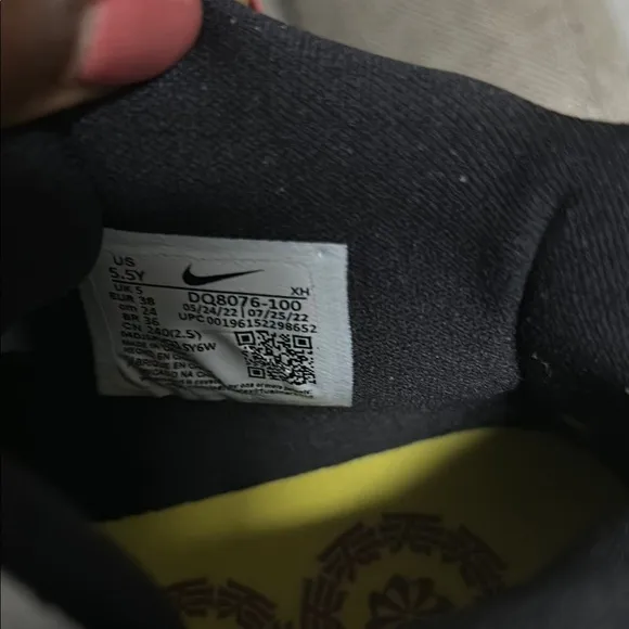 NWB Nike Kyrie Irvin Stylish Black and Pink Sneakers- 5.5 Youth