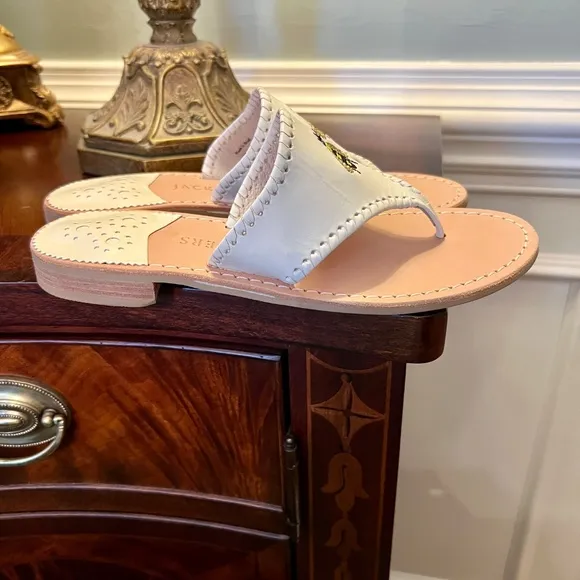 NWOB Jack Rogers Extremely Rare Bumblebee Thong Sandals White Size 7.5 M