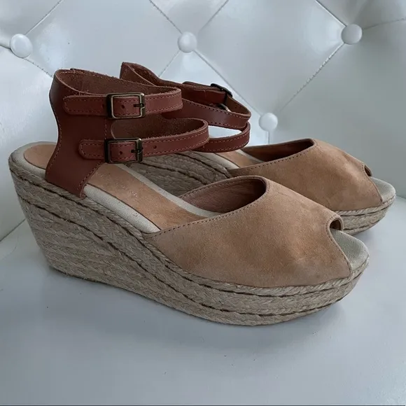 NWOB Jacques Levine tan suede wedges.