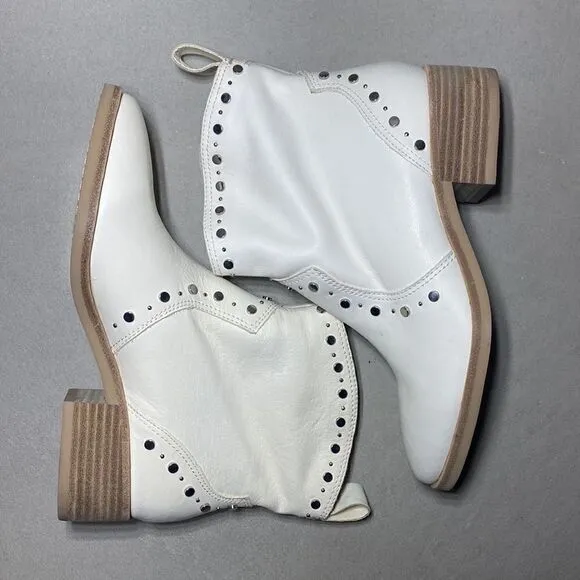 NWOB MSRP $150 Dolce Vita Tobin Studded Bootie Women's Size 7