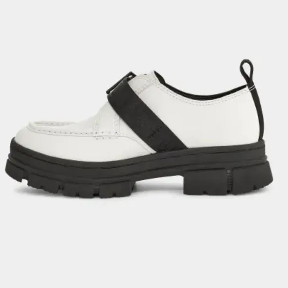 NWOB Ugg Ashton Shoe combat lug sole leather white with black loafers size 8.5