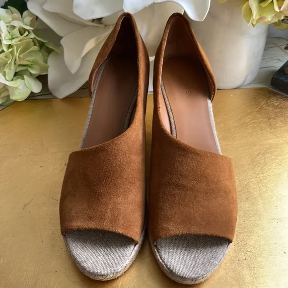 NWOT! Vince Sonora Wedge Espadrilles in Cashew Suede
