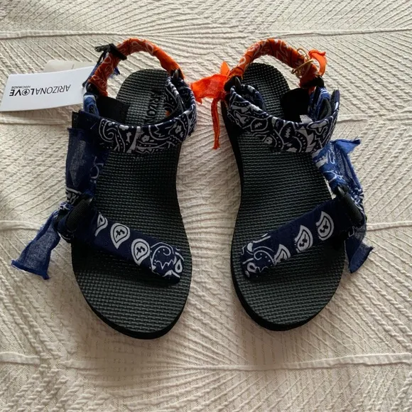 NWT• ARIZONA LOVE “Trekky Bandana” Print Sandals Size 37