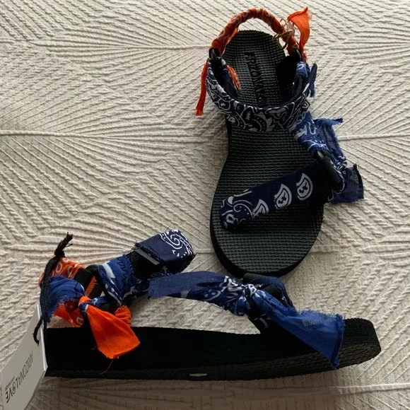 NWT• ARIZONA LOVE “Trekky Bandana” Print Sandals Size 37