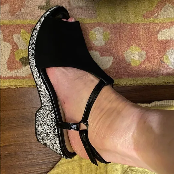 NWT  BEAUTIFEEL BLACK SUEDE, leather and patent leather wedge platform sandals.