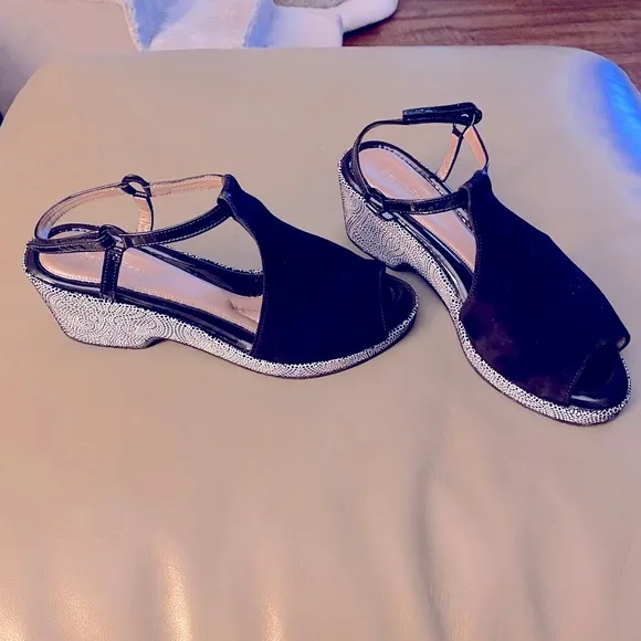 NWT  BEAUTIFEEL BLACK SUEDE, leather and patent leather wedge platform sandals.