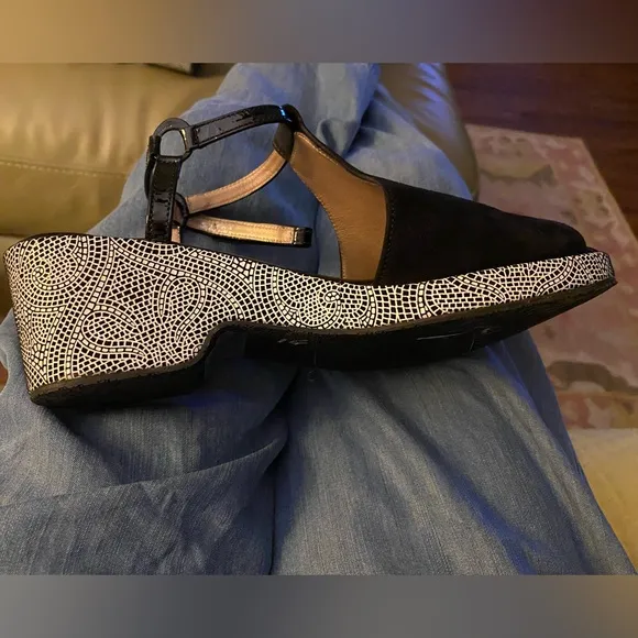 NWT  BEAUTIFEEL BLACK SUEDE, leather and patent leather wedge platform sandals.