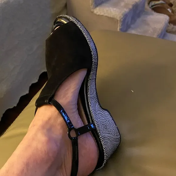 NWT  BEAUTIFEEL BLACK SUEDE, leather and patent leather wedge platform sandals.