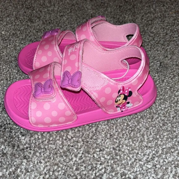Nwt Minnie Mouse Velcro sandals