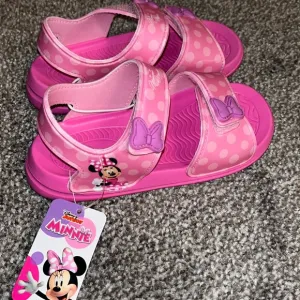 Nwt Minnie Mouse Velcro sandals