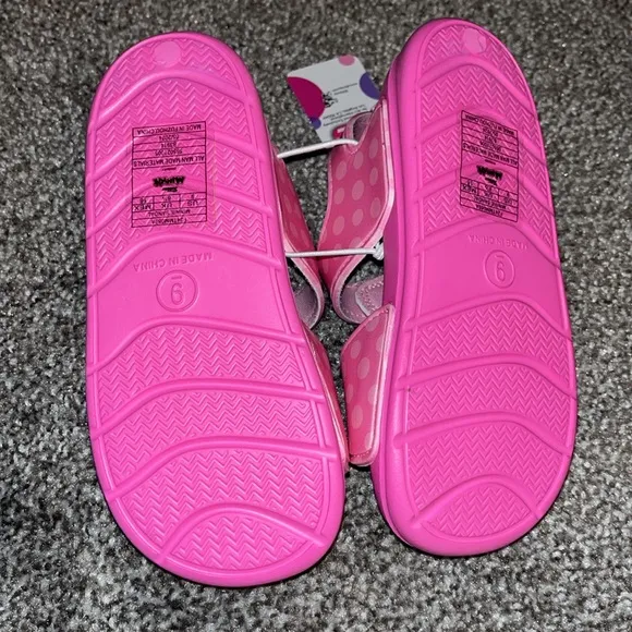 Nwt Minnie Mouse Velcro sandals