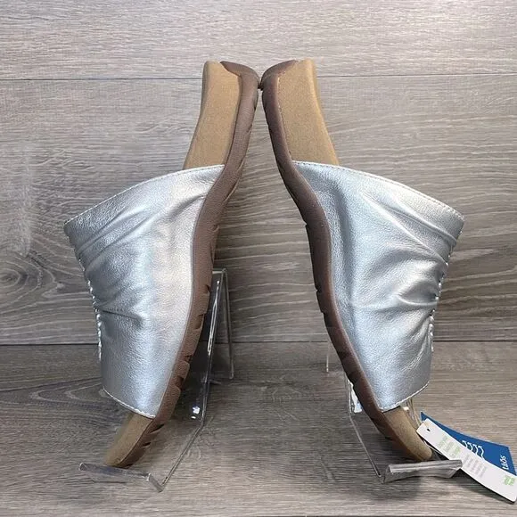 NWT Taos Gift 2 Women’s Sz 8 Metallic Silver Leather Thong Flip Flop Sandals