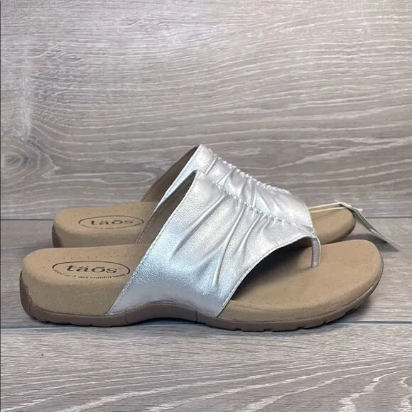 NWT Taos Gift 2 Women’s Sz 8 Metallic Silver Leather Thong Flip Flop Sandals