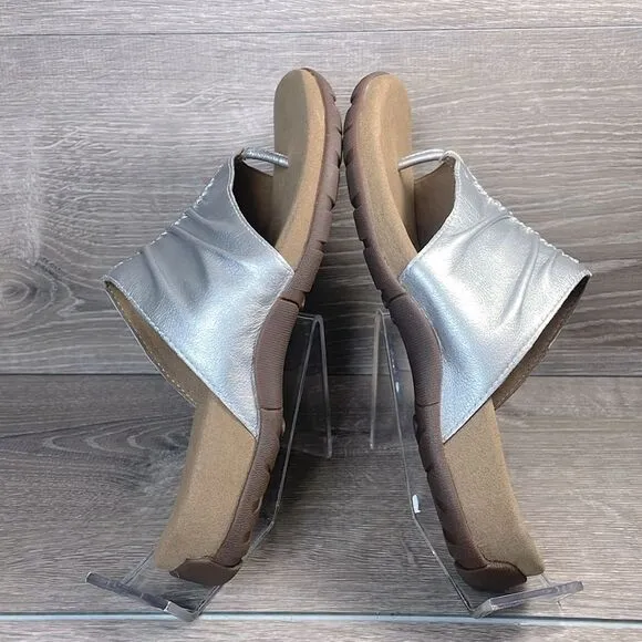 NWT Taos Gift 2 Women’s Sz 8 Metallic Silver Leather Thong Flip Flop Sandals