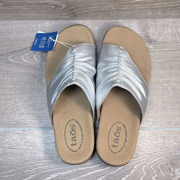 NWT Taos Gift 2 Women’s Sz 8 Metallic Silver Leather Thong Flip Flop Sandals