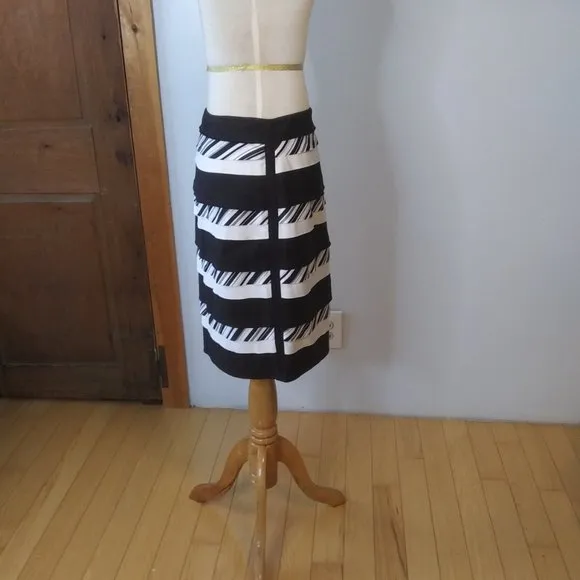 NWT White House Black Market Bumble Bee skirt  fully lined size 4