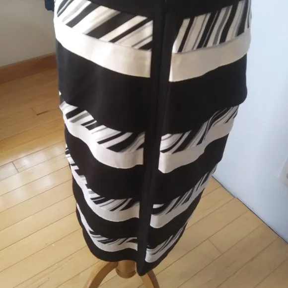 NWT White House Black Market Bumble Bee skirt  fully lined size 4