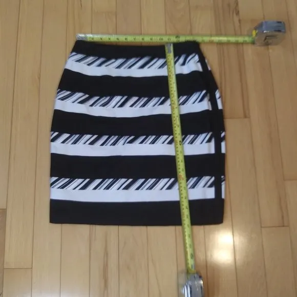 NWT White House Black Market Bumble Bee skirt  fully lined size 4