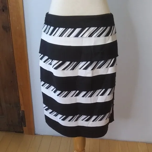 NWT White House Black Market Bumble Bee skirt  fully lined size 4