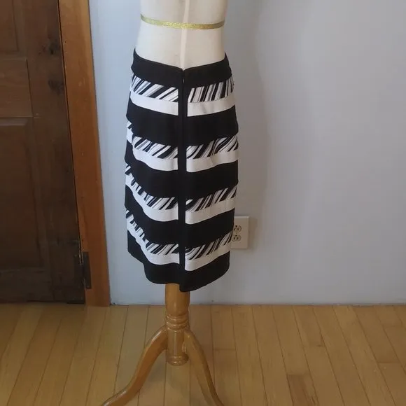 NWT White House Black Market Bumble Bee skirt  fully lined size 4