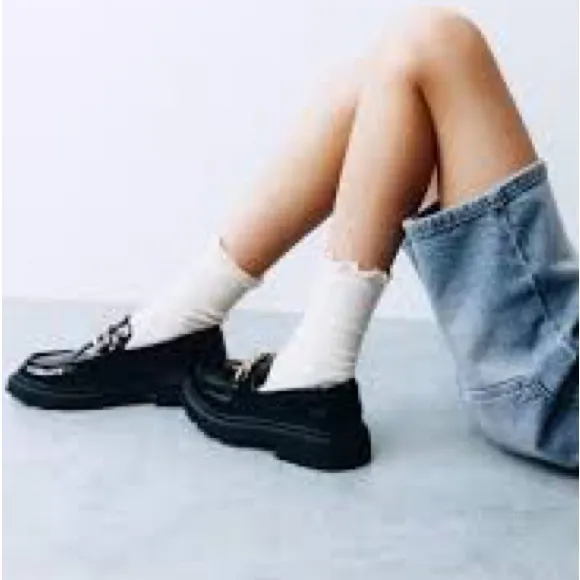 NWT. Zara Kids Black Faux Patent Leather Loafers with Chain Detail. Size 2,5.
