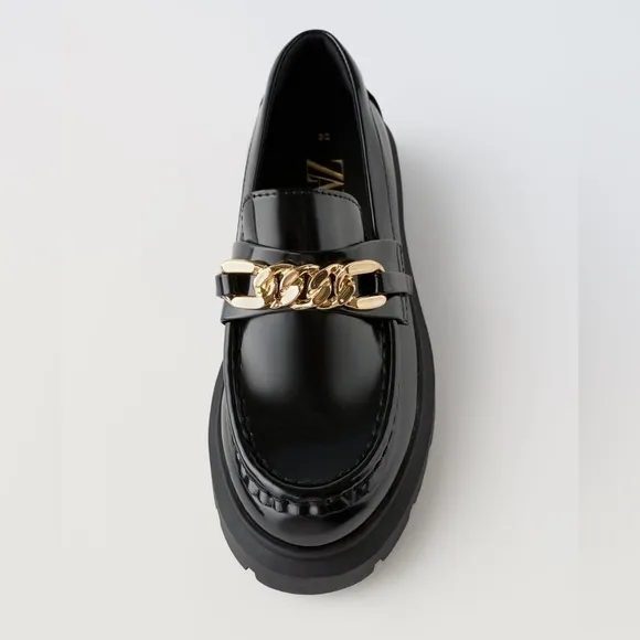 NWT. Zara Kids Black Faux Patent Leather Loafers with Chain Detail. Size 2,5.