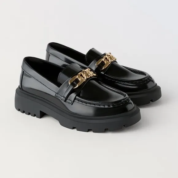 NWT. Zara Kids Black Faux Patent Leather Loafers with Chain Detail. Size 2,5.