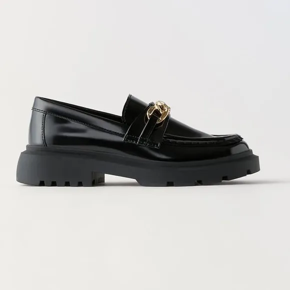 NWT. Zara Kids Black Faux Patent Leather Loafers with Chain Detail. Size 2,5.