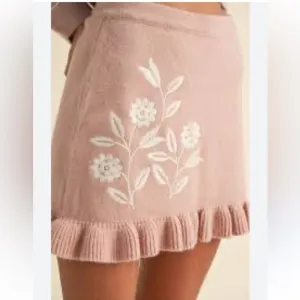 NWT,MABLE, Floral EmbroideredSoftly Ruffled Skirt,Cozy/Warm,Pull-On, size Large