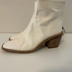 Officine Creative White Heeled Boots Sleek Minimalist Design
