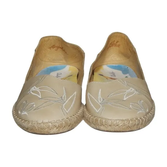 OluKai Women’s Kaula Pa‘a ‘Ili Leather Espadrilles Beige Embroidered Size 10