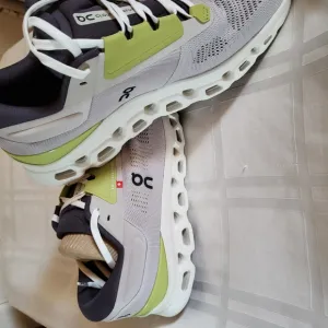 ON Running Cloudstratus 3 Sneakers