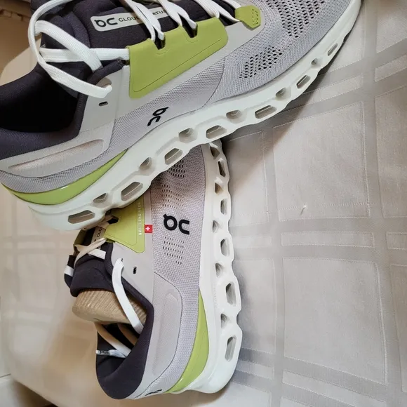 ON Running Cloudstratus 3 Sneakers