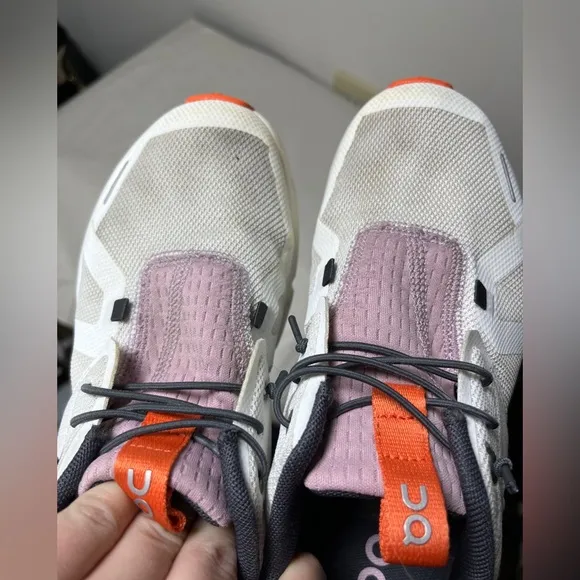 OnCloud Cloud Sky size 4.5 girls. Mauve &amp; White Good condition.