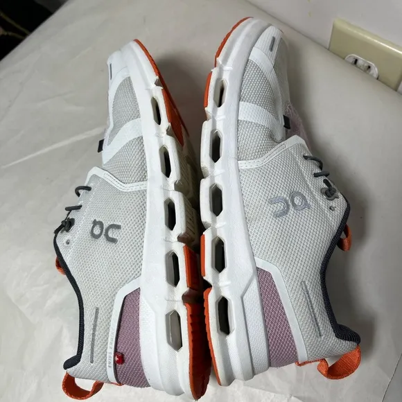 OnCloud Cloud Sky size 4.5 girls. Mauve &amp; White Good condition.