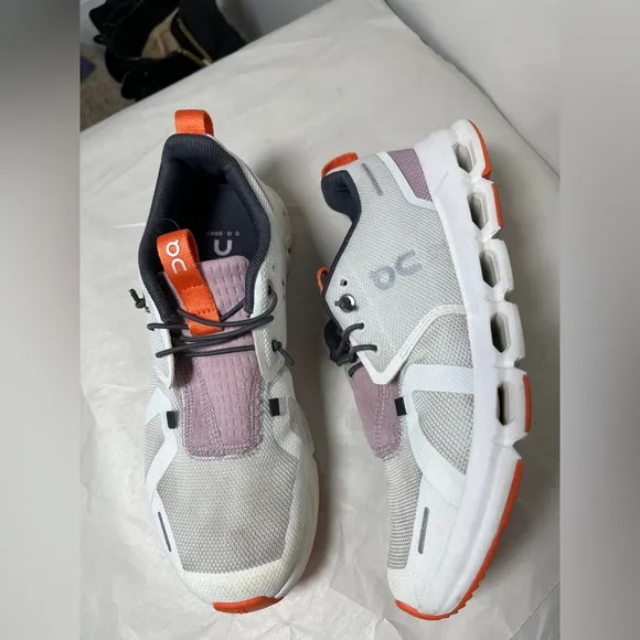 OnCloud Cloud Sky size 4.5 girls. Mauve &amp; White Good condition.