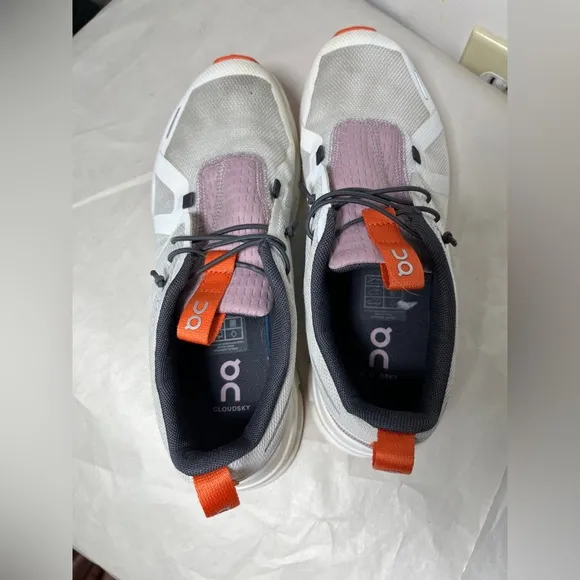OnCloud Cloud Sky size 4.5 girls. Mauve &amp; White Good condition.