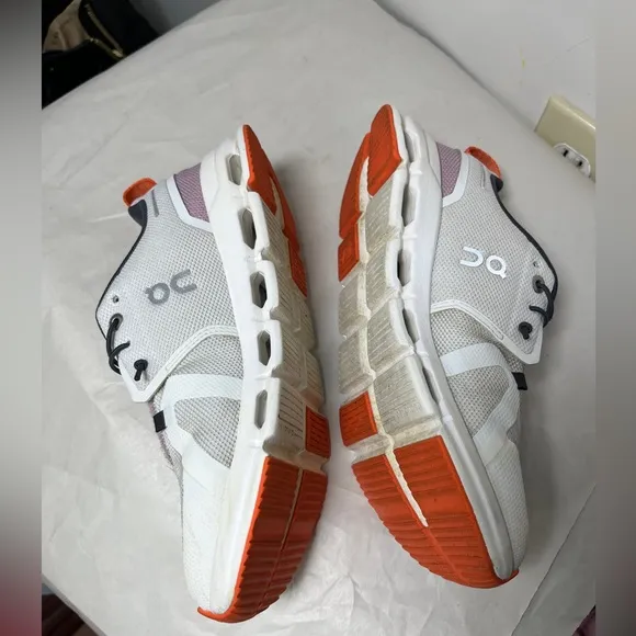OnCloud Cloud Sky size 4.5 girls. Mauve &amp; White Good condition.