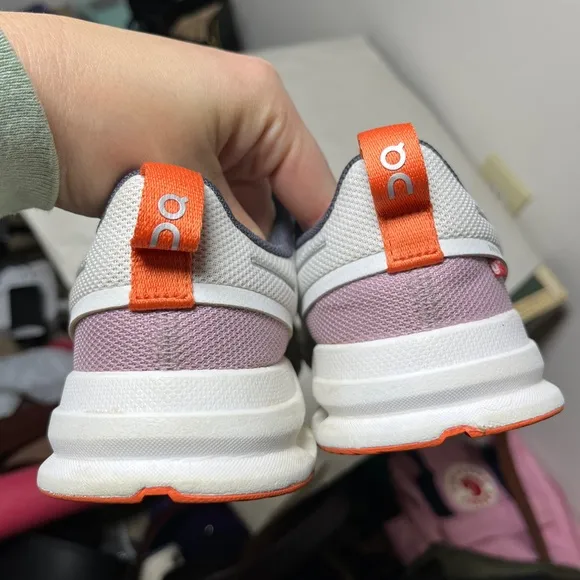 OnCloud Cloud Sky size 4.5 girls. Mauve &amp; White Good condition.