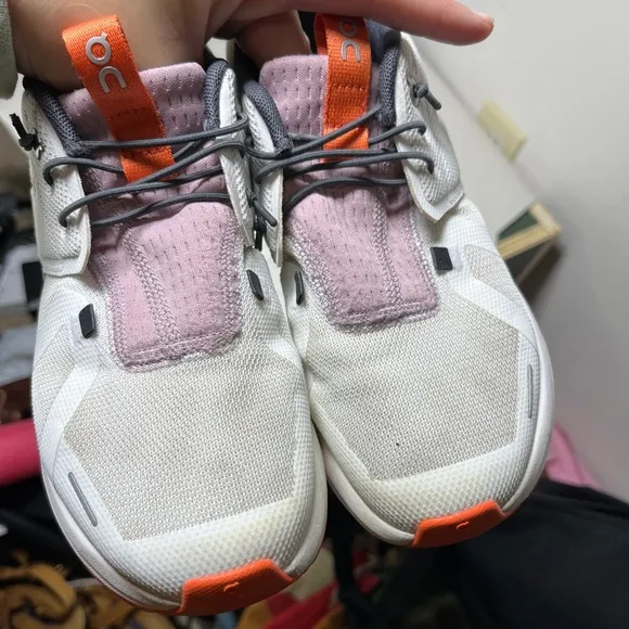 OnCloud Cloud Sky size 4.5 girls. Mauve &amp; White Good condition.