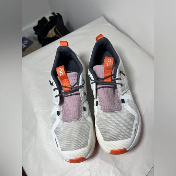 OnCloud Cloud Sky size 4.5 girls. Mauve &amp; White Good condition.