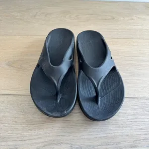 Oofos Black Thong Athletic Recover Sandals Size 10