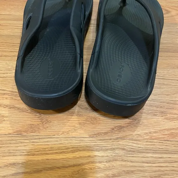 Oofos Men's Black Sandals