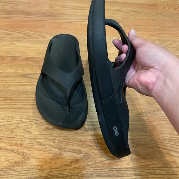 Oofos Men's Black Sandals