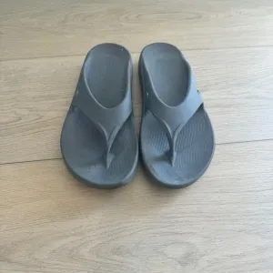 Oofos Men’s Gray Thong Sandals Size 10
