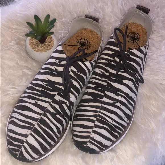 OTBT Alstead Zebra Print CUSHY Lite Travel Leather Sneakers BrownTan 9.5M NWOB