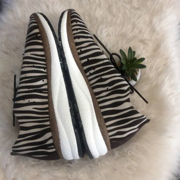 OTBT Alstead Zebra Print CUSHY Lite Travel Leather Sneakers BrownTan 9.5M NWOB